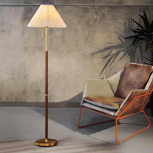 Tyylikäs puinen lampunvarjostin lattiavalaisin olohuoneeseen – klassinen muotoilu