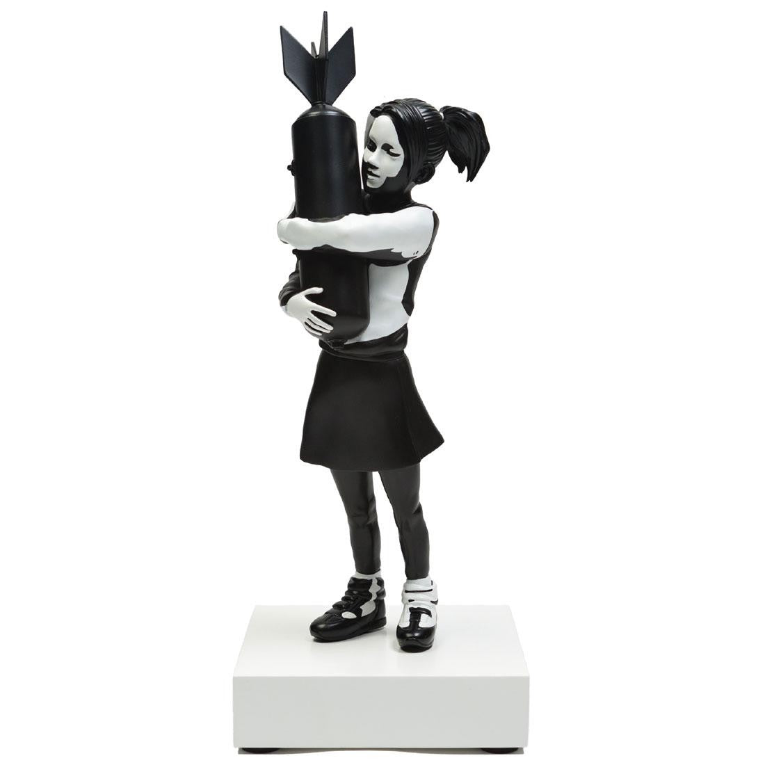 "statue Girl Bomb of Banksy"