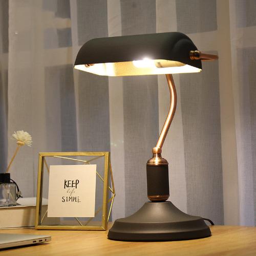 Retro Bank Desk Lamp – Vintage Inspired Design for a Touch of Classic Elegance