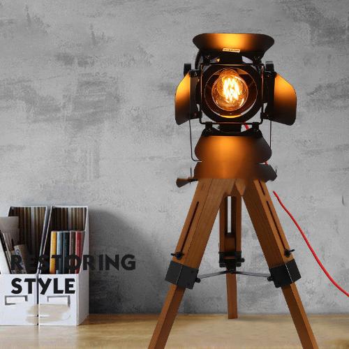 Cinematographer’s Retro Solid Wood Desk Lamp – Vintage Filmmaker’s Lighting