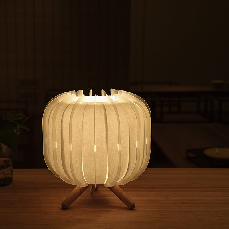 "Lampada da tavolo in stile giapponese con base in legno massello e paralume artigianale"