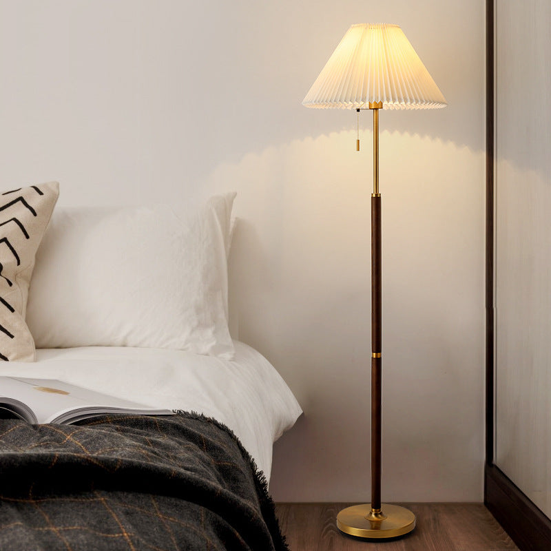 Elegante lámpara de pie con pantalla de madera para salón – Diseño clásico